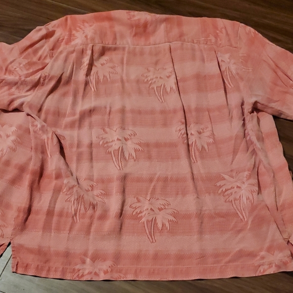 Tommy Bahama Coral Button Down 100% Silk Shirt - Picture 4 of 5